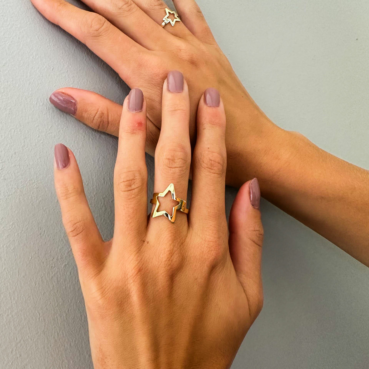14 karaat gouden ring met een open ster in het ontwerp op hand.