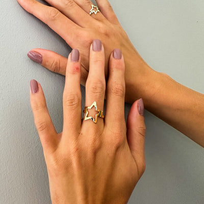 14 karaat gouden ring met een open ster in het ontwerp op hand.