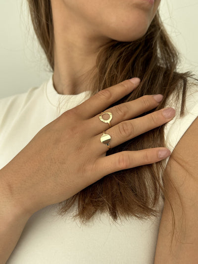 14 karaat gouden ring met een rondje in het ontwerp op hand.