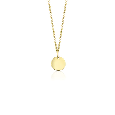 Ronde 14 karaat gouden hanger aan een gouden ketting op witte achtergrond