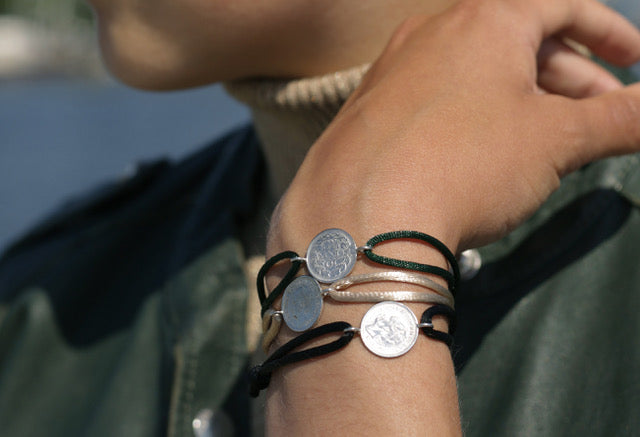 Satijnen armband met origineel zilveren dubbeltje van vóór 1948, verstelbaar koord in diverse kleuren.