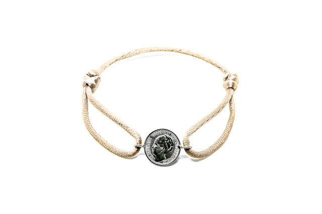 Satijnen armband met origineel zilveren dubbeltje van vóór 1948, verstelbaar koord in diverse kleuren.