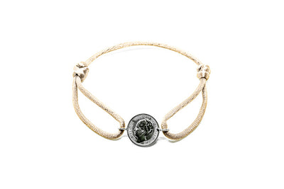 Satijnen armband met origineel zilveren dubbeltje van vóór 1948, verstelbaar koord in diverse kleuren.