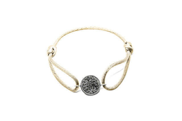 Satijnen armband met origineel zilveren dubbeltje van vóór 1948, verstelbaar koord in diverse kleuren.