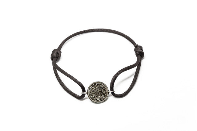 Satijnen armband met origineel zilveren dubbeltje van vóór 1948, verstelbaar koord in diverse kleuren.