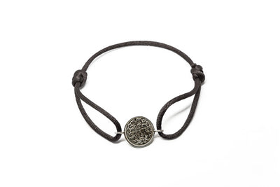 Satijnen armband met origineel zilveren dubbeltje van vóór 1948, verstelbaar koord in diverse kleuren.
