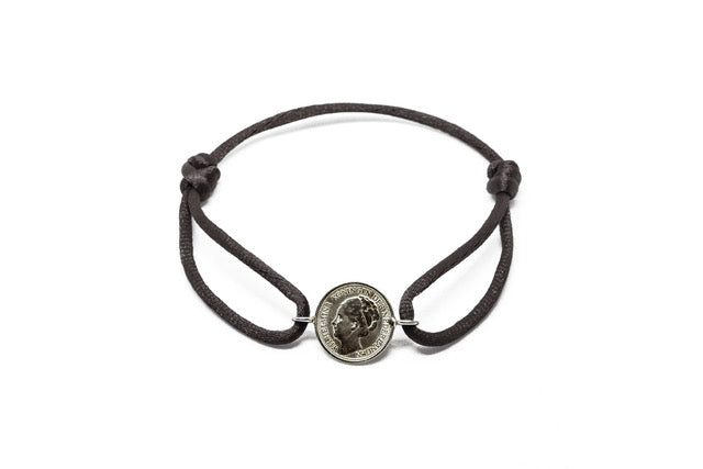 Satijnen armband met origineel zilveren dubbeltje van vóór 1948, verstelbaar koord in diverse kleuren.