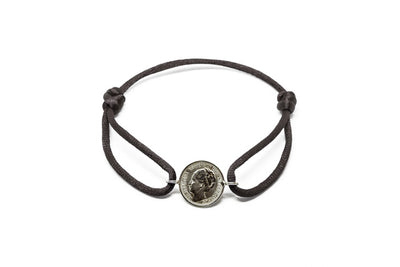 Satijnen armband met origineel zilveren dubbeltje van vóór 1948, verstelbaar koord in diverse kleuren.