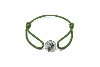 Satijnen armband met origineel zilveren dubbeltje van vóór 1948, verstelbaar koord in diverse kleuren.
