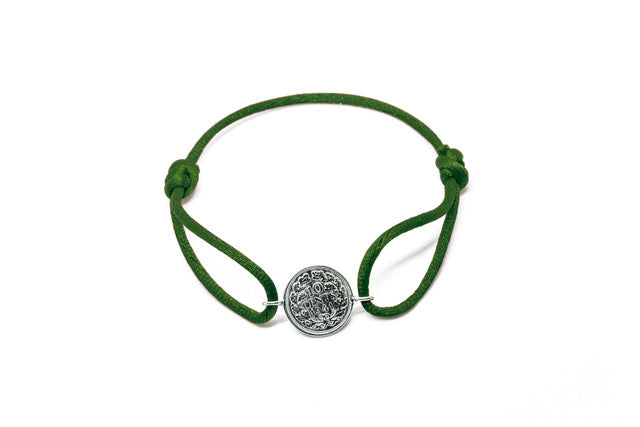 Satijnen armband met origineel zilveren dubbeltje van vóór 1948, verstelbaar koord in diverse kleuren.