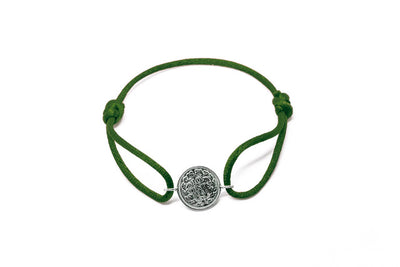 Satijnen armband met origineel zilveren dubbeltje van vóór 1948, verstelbaar koord in diverse kleuren.
