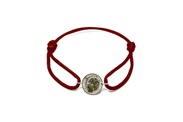 Satijnen armband met origineel zilveren dubbeltje van vóór 1948, verstelbaar koord in diverse kleuren.
