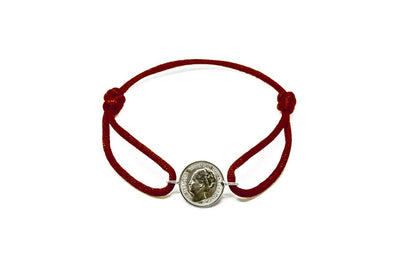 Satijnen armband met origineel zilveren dubbeltje van vóór 1948, verstelbaar koord in diverse kleuren.