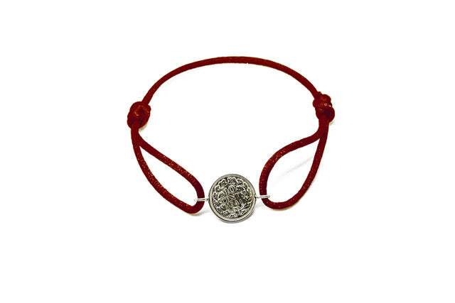 Satijnen armband met origineel zilveren dubbeltje van vóór 1948, verstelbaar koord in diverse kleuren.