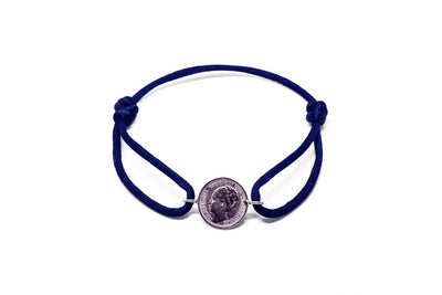 Satijnen armband met origineel zilveren dubbeltje van vóór 1948, verstelbaar koord in diverse kleuren.