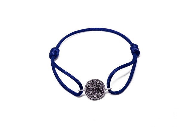 Satijnen armband met origineel zilveren dubbeltje van vóór 1948, verstelbaar koord in diverse kleuren.