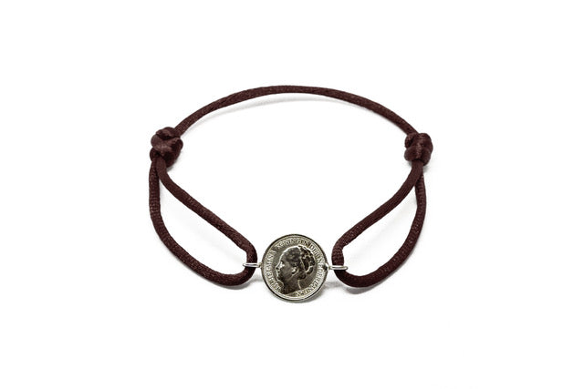 Satijnen armband met origineel zilveren dubbeltje van vóór 1948, verstelbaar koord in diverse kleuren.