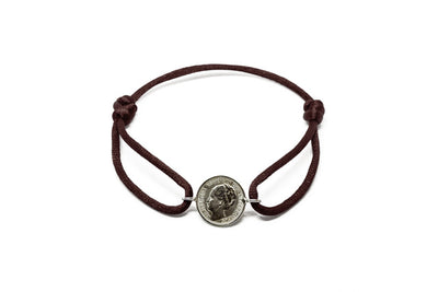 Satijnen armband met origineel zilveren dubbeltje van vóór 1948, verstelbaar koord in diverse kleuren.
