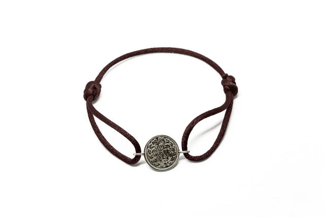 Satijnen armband met origineel zilveren dubbeltje van vóór 1948, verstelbaar koord in diverse kleuren.