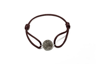 Satijnen armband met origineel zilveren dubbeltje van vóór 1948, verstelbaar koord in diverse kleuren.