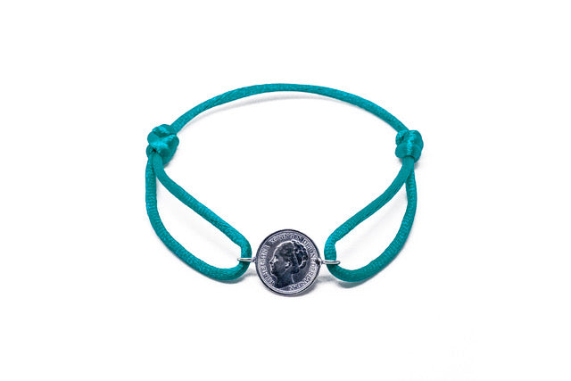Satijnen armband met origineel zilveren dubbeltje van vóór 1948, verstelbaar koord in diverse kleuren.