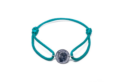 Satijnen armband met origineel zilveren dubbeltje van vóór 1948, verstelbaar koord in diverse kleuren.