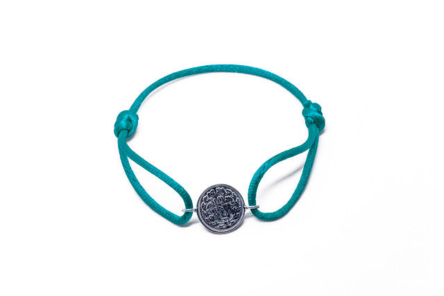 Satijnen armband met origineel zilveren dubbeltje van vóór 1948, verstelbaar koord in diverse kleuren.