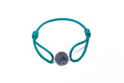 Satijnen armband met origineel zilveren dubbeltje van vóór 1948, verstelbaar koord in diverse kleuren.