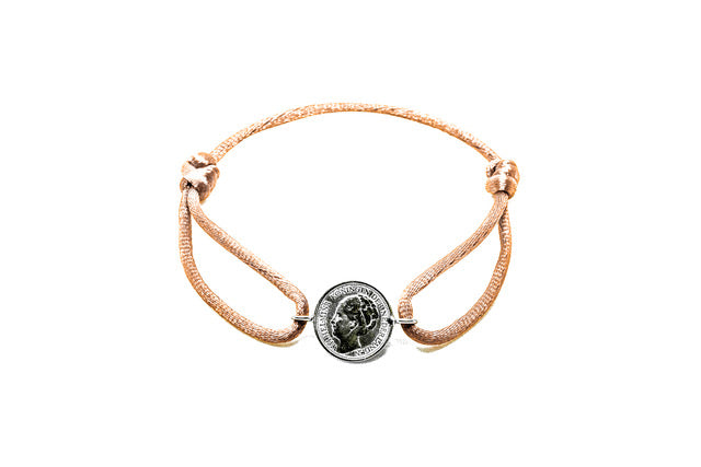 Satijnen armband met origineel zilveren dubbeltje van vóór 1948, verstelbaar koord in diverse kleuren.