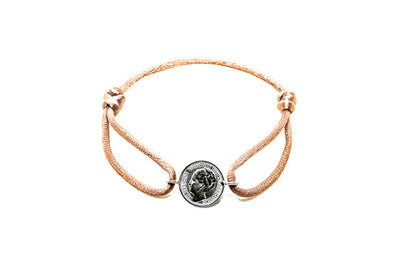 Satijnen armband met origineel zilveren dubbeltje van vóór 1948, verstelbaar koord in diverse kleuren.