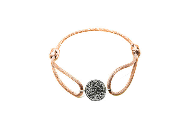 Satijnen armband met origineel zilveren dubbeltje van vóór 1948, verstelbaar koord in diverse kleuren.