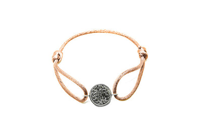 Satijnen armband met origineel zilveren dubbeltje van vóór 1948, verstelbaar koord in diverse kleuren.