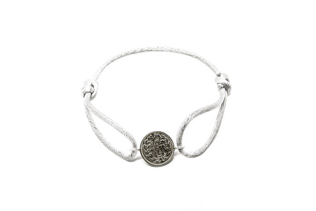 Satijnen armband met origineel zilveren dubbeltje van vóór 1948, verstelbaar koord in diverse kleuren.