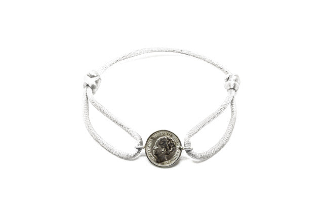 Satijnen armband met origineel zilveren dubbeltje van vóór 1948, verstelbaar koord in diverse kleuren.
