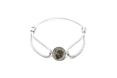Satijnen armband met origineel zilveren dubbeltje van vóór 1948, verstelbaar koord in diverse kleuren.