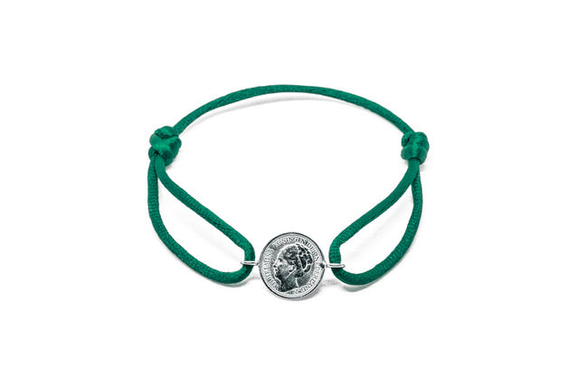 Satijnen armband met origineel zilveren dubbeltje van vóór 1948, verstelbaar koord in diverse kleuren.