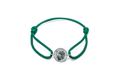 Satijnen armband met origineel zilveren dubbeltje van vóór 1948, verstelbaar koord in diverse kleuren.