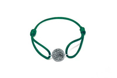 Satijnen armband met origineel zilveren dubbeltje van vóór 1948, verstelbaar koord in diverse kleuren.