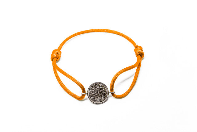 Satijnen armband met origineel zilveren dubbeltje van vóór 1948, verstelbaar koord in diverse kleuren.