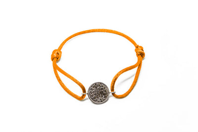Satijnen armband met origineel zilveren dubbeltje van vóór 1948, verstelbaar koord in diverse kleuren.