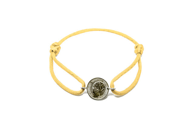 Satijnen armband met origineel zilveren dubbeltje van vóór 1948, verstelbaar koord in diverse kleuren.