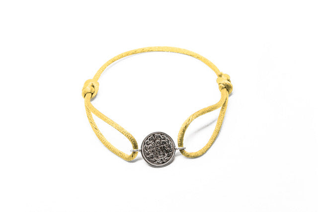 Satijnen armband met origineel zilveren dubbeltje van vóór 1948, verstelbaar koord in diverse kleuren.