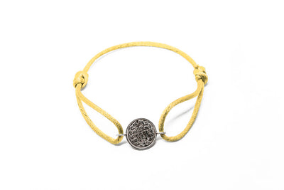 Satijnen armband met origineel zilveren dubbeltje van vóór 1948, verstelbaar koord in diverse kleuren.