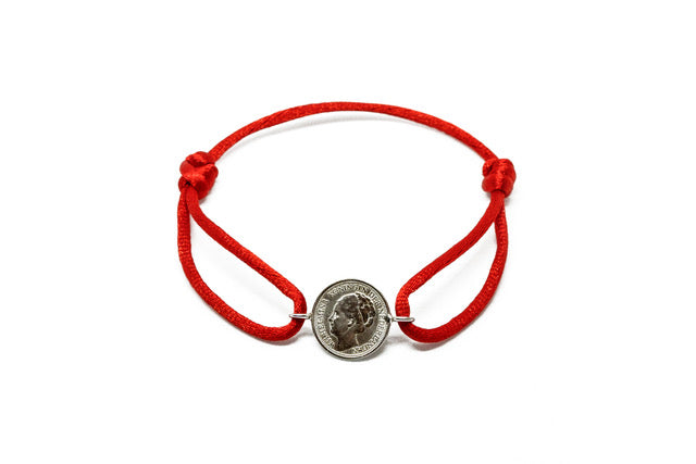 Satijnen armband met origineel zilveren dubbeltje van vóór 1948, verstelbaar koord in diverse kleuren.