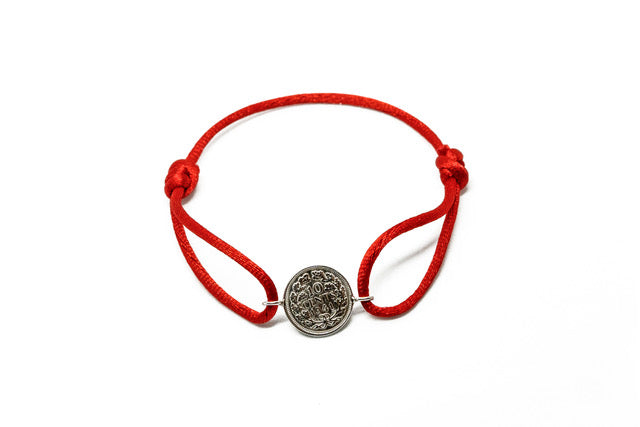 Satijnen armband met origineel zilveren dubbeltje van vóór 1948, verstelbaar koord in diverse kleuren.