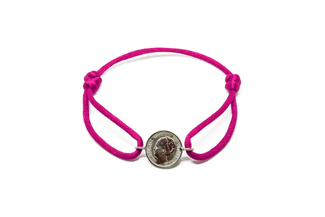 Satijnen armband met origineel zilveren dubbeltje van vóór 1948, verstelbaar koord in diverse kleuren.
