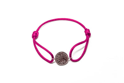 Satijnen armband met origineel zilveren dubbeltje van vóór 1948, verstelbaar koord in diverse kleuren.