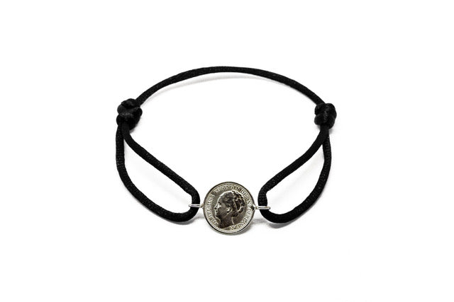Satijnen armband met origineel zilveren dubbeltje van vóór 1948, verstelbaar koord in diverse kleuren.